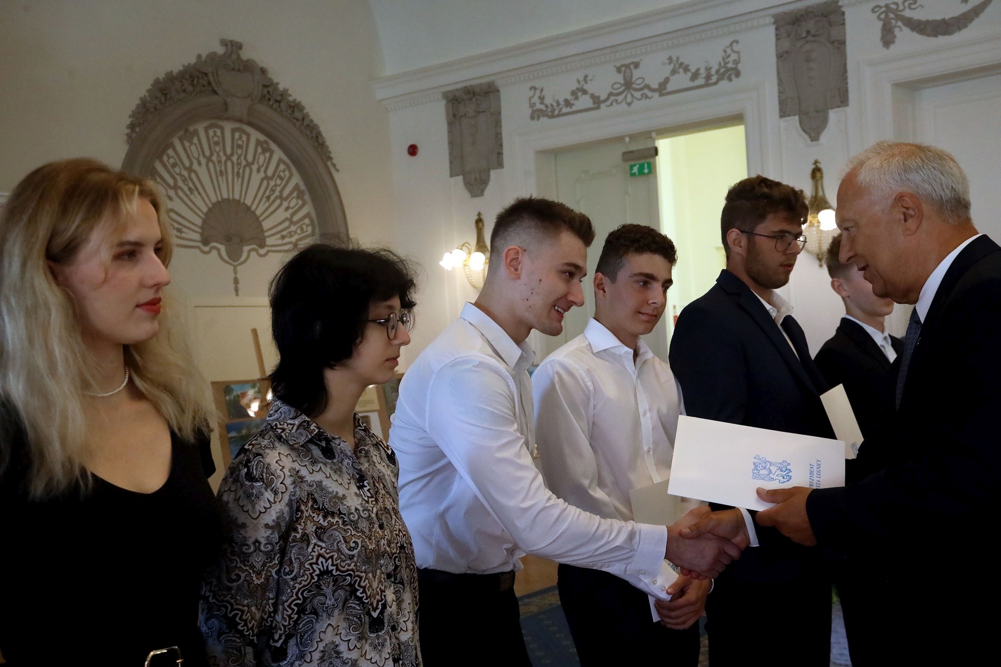 Prezydent nagrodził najlepszych uczniów stypendiami