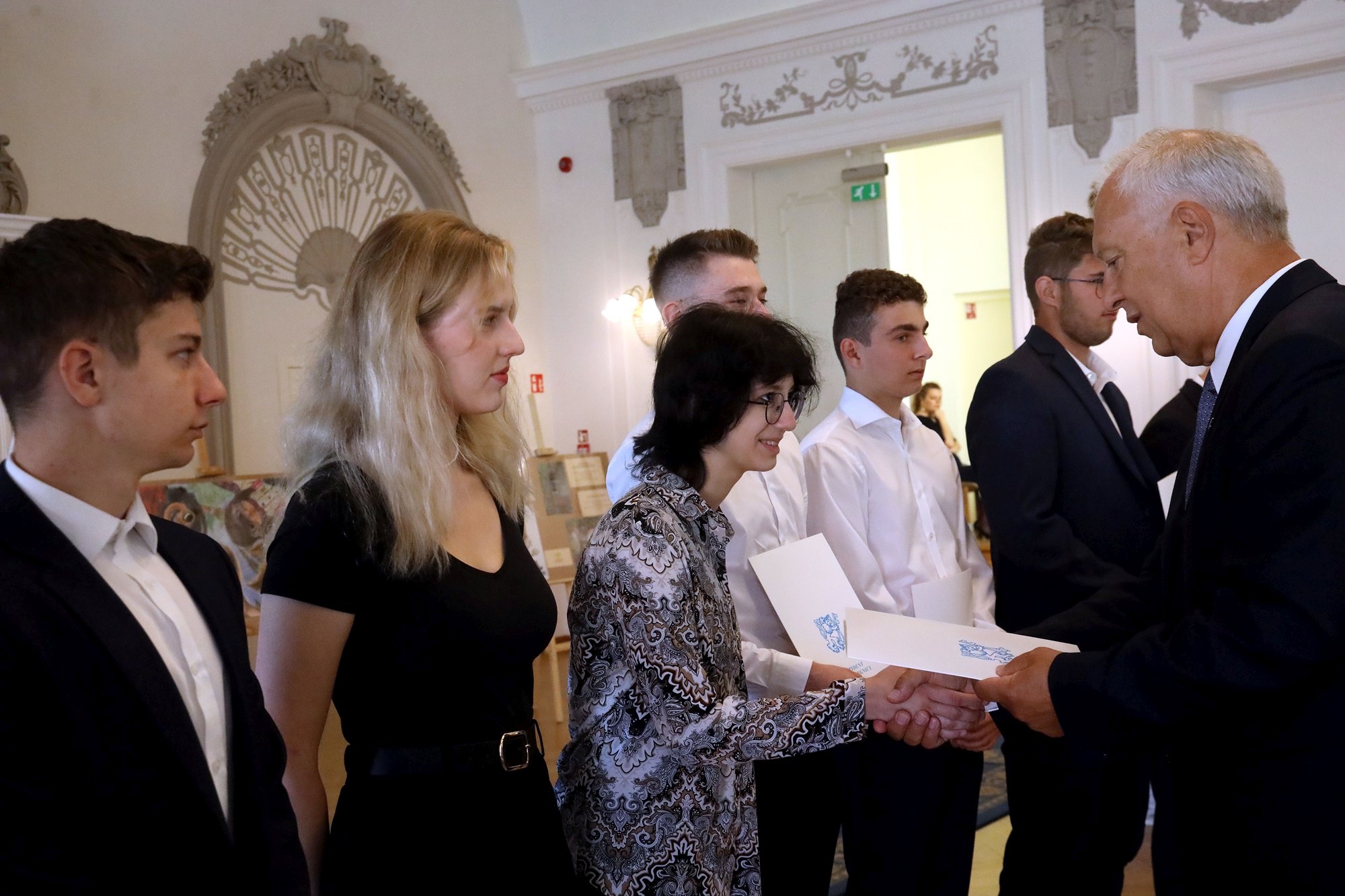 Prezydent nagrodził najlepszych uczniów stypendiami