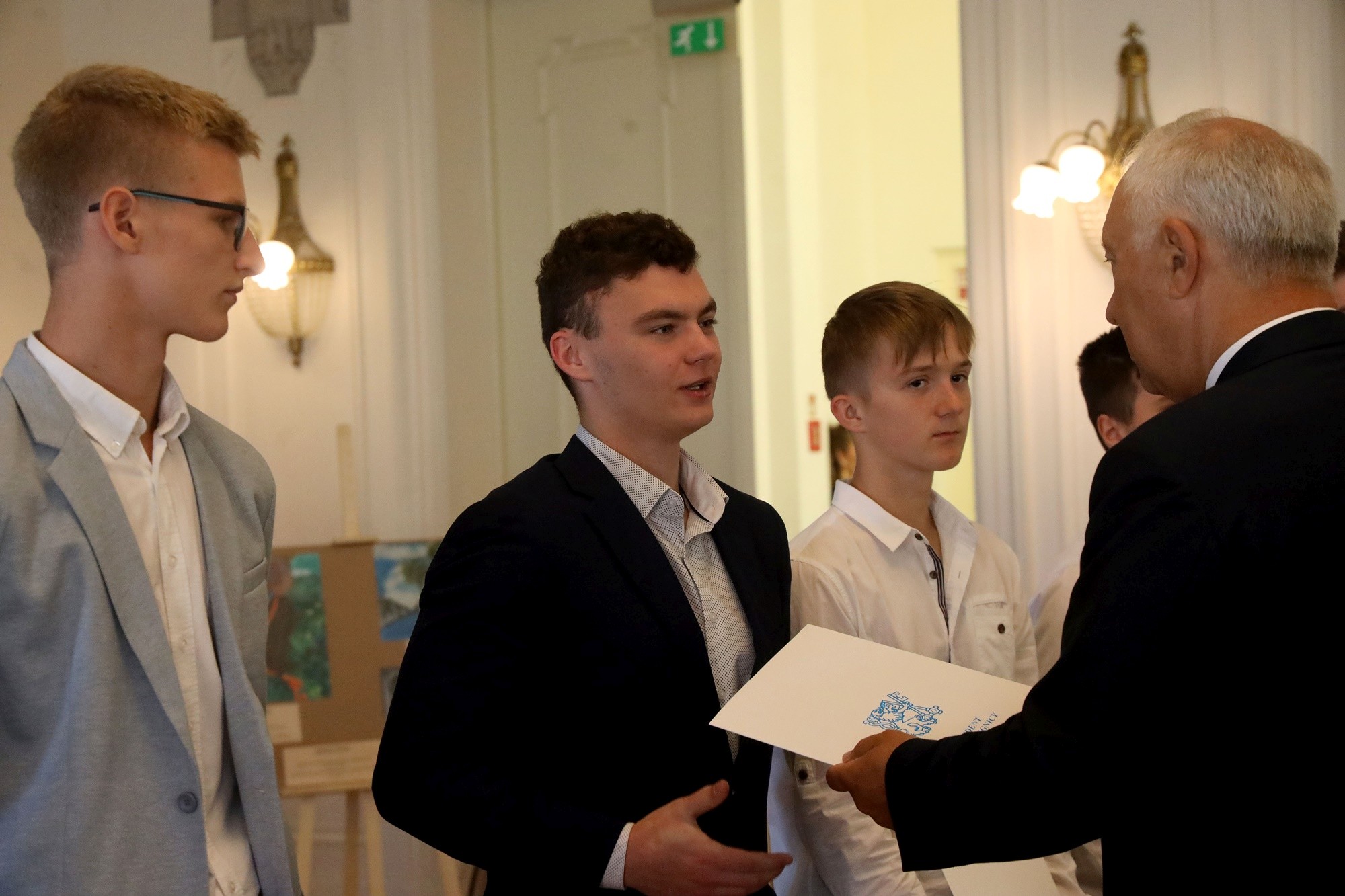 Prezydent nagrodził najlepszych uczniów stypendiami
