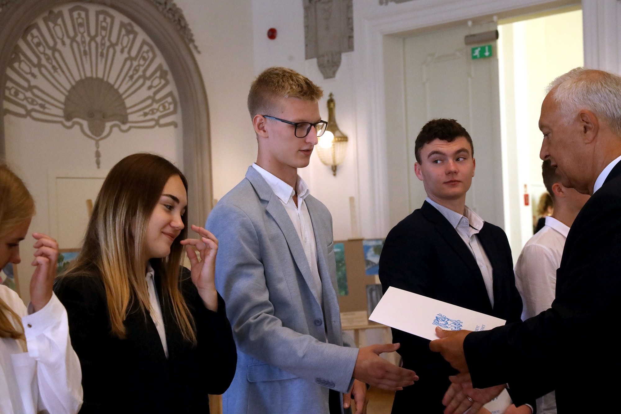 Prezydent nagrodził najlepszych uczniów stypendiami