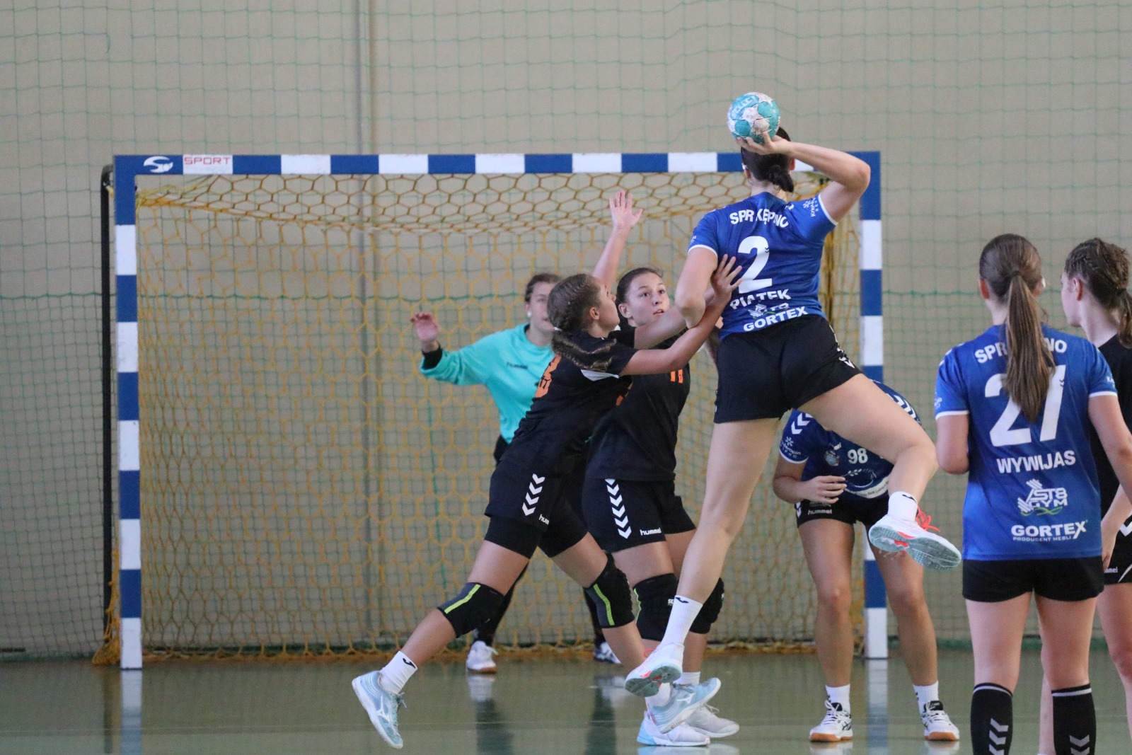Drui dzień zmagań szczypiornistek w festiwalu Lion Cup
