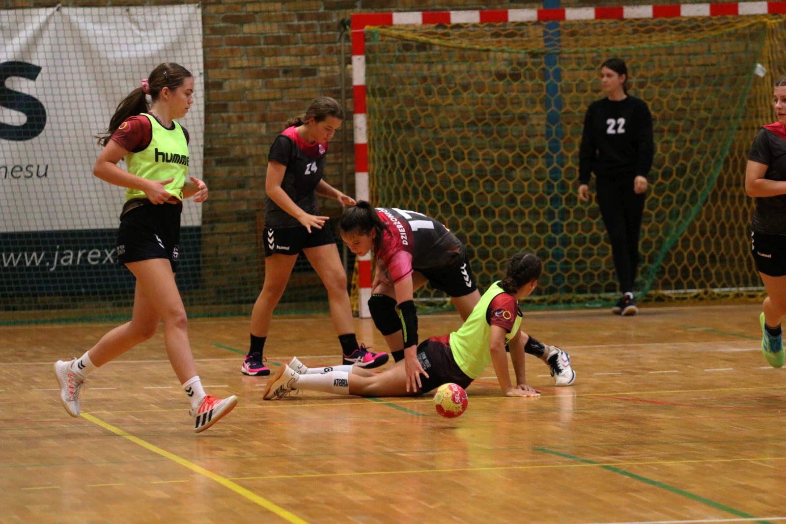 Drui dzień zmagań szczypiornistek w festiwalu Lion Cup
