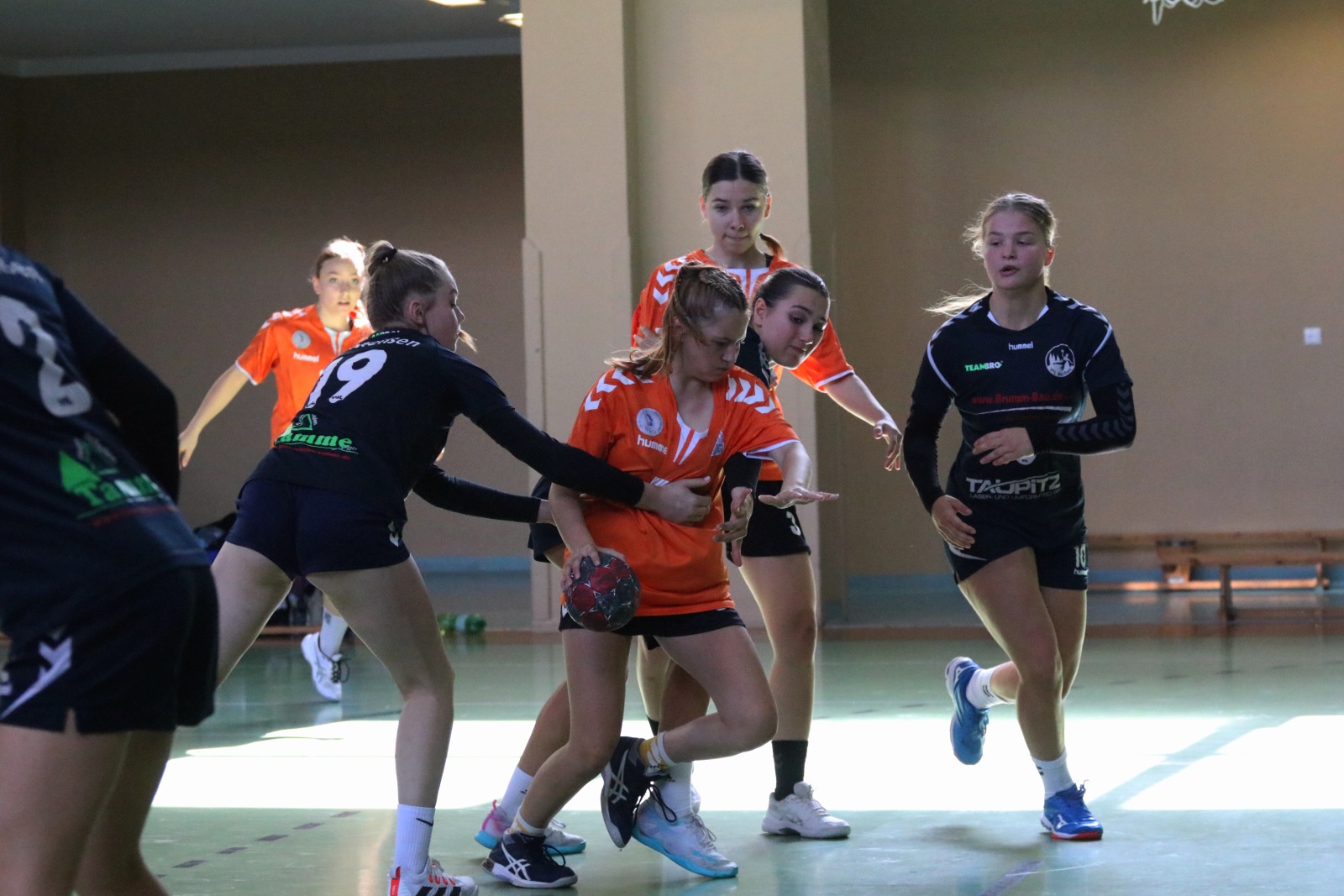 Drui dzień zmagań szczypiornistek w festiwalu Lion Cup
