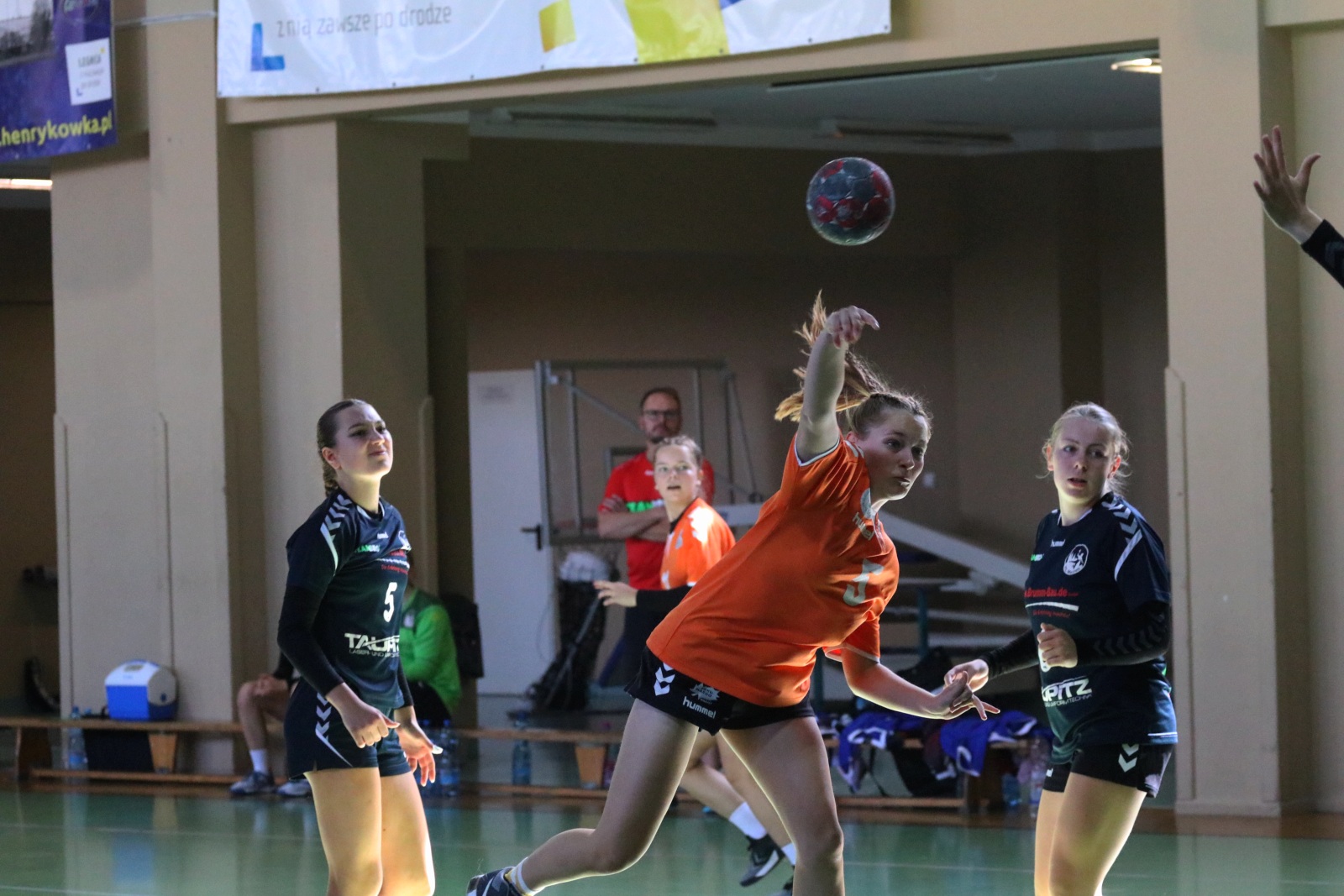 Drui dzień zmagań szczypiornistek w festiwalu Lion Cup
