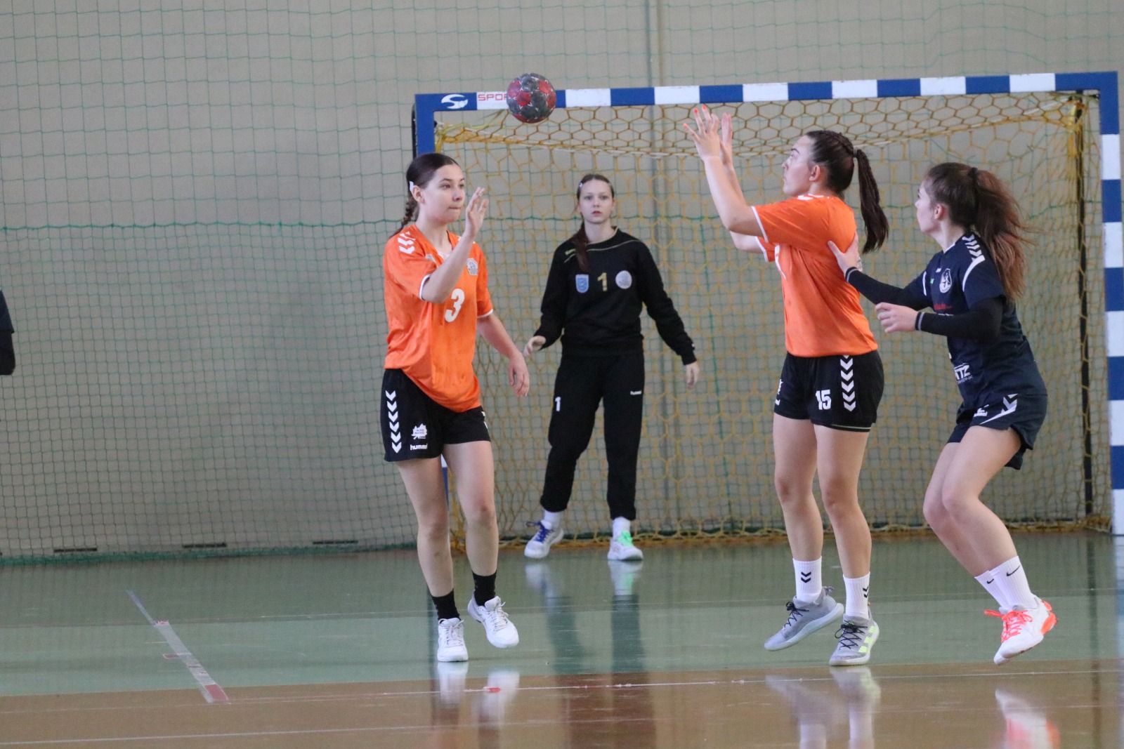 Drui dzień zmagań szczypiornistek w festiwalu Lion Cup
