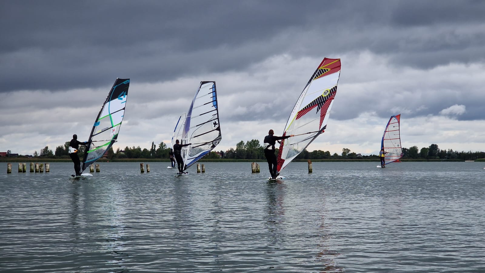 Regaty o Puchar Akademii Windsurfingu odbyły się w Kunicach
