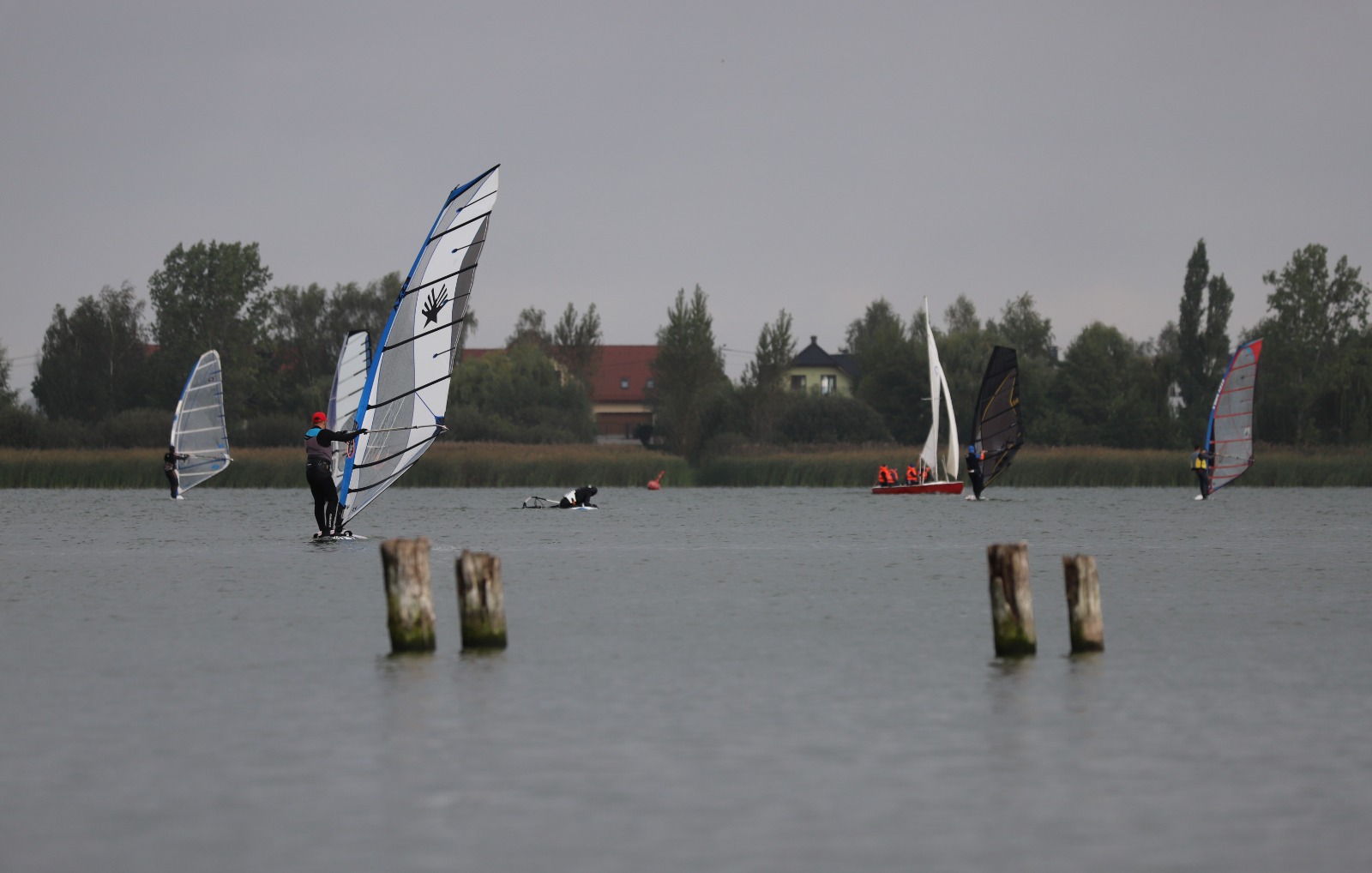 Regaty o Puchar Akademii Windsurfingu odbyły się w Kunicach