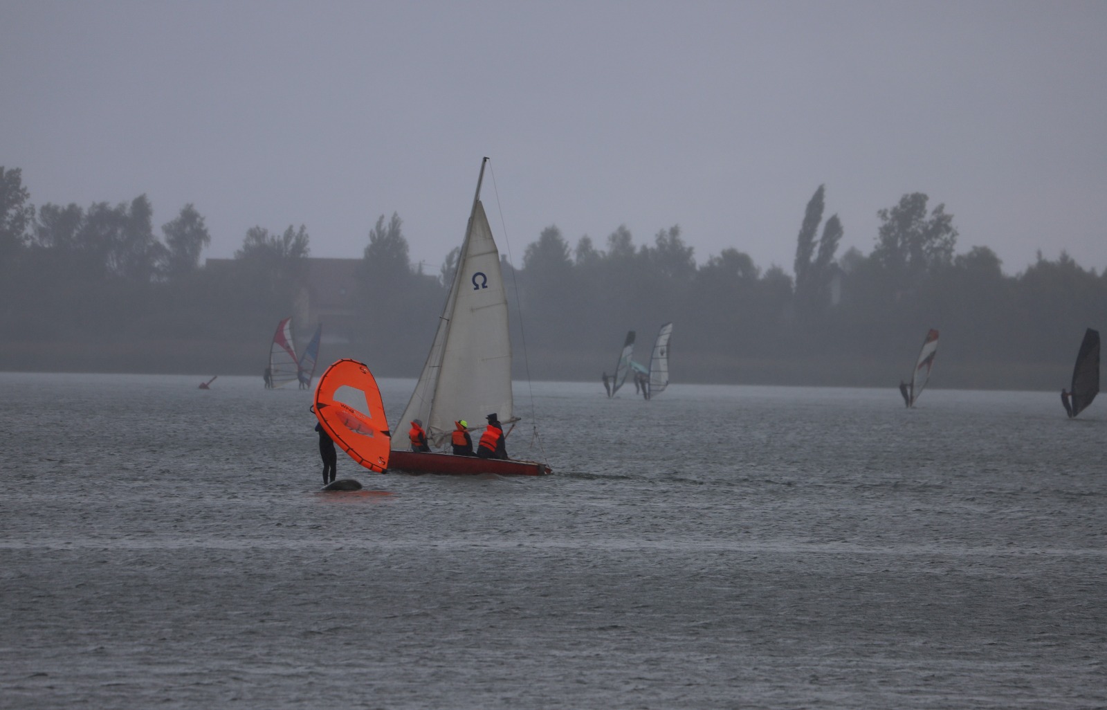 Regaty o Puchar Akademii Windsurfingu odbyły się w Kunicach