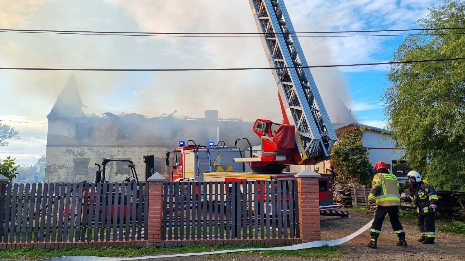 Kilka zastępów straży gasi pożar budynku w Koskowicach