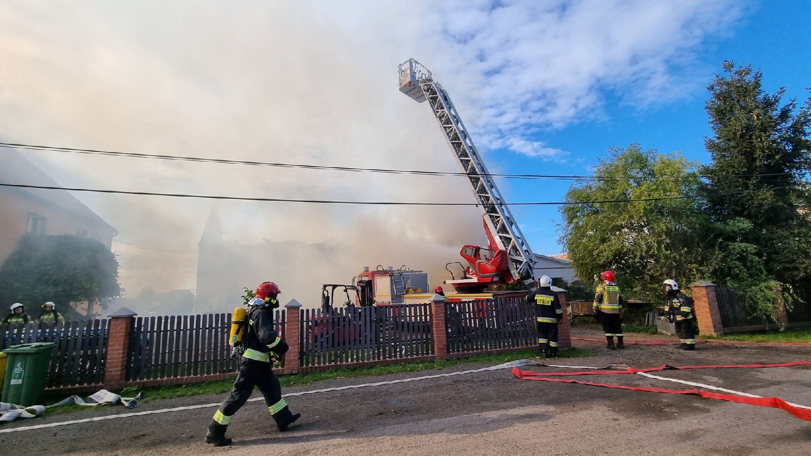 Kilka zastępów straży gasi pożar budynku w Koskowicach