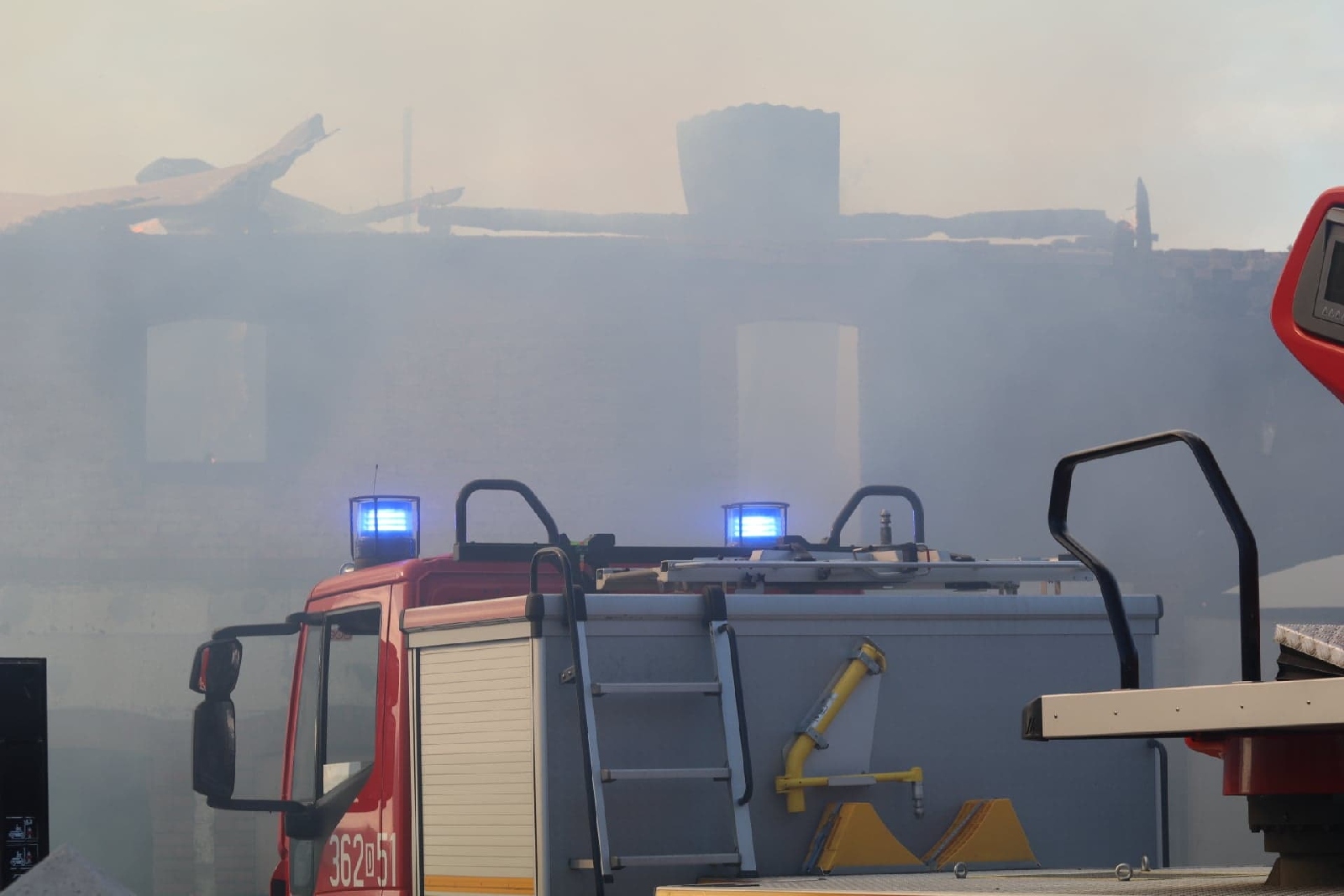 Kilka zastępów straży gasi pożar budynku w Koskowicach