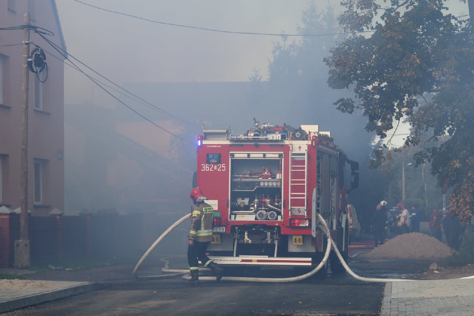Kilka zastępów straży gasi pożar budynku w Koskowicach