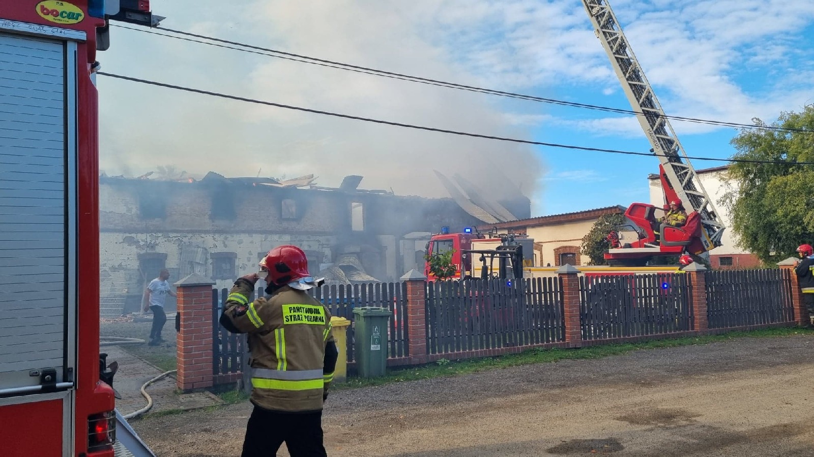 Kilka zastępów straży gasi pożar budynku w Koskowicach