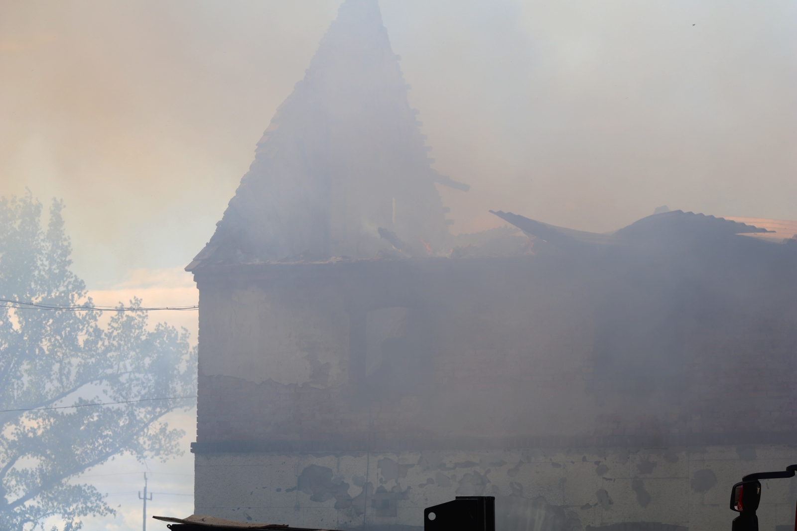 Kilka zastępów straży gasi pożar budynku w Koskowicach