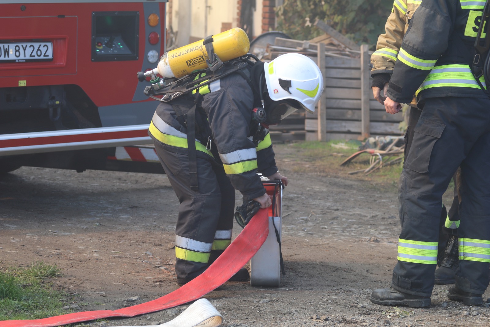 Kilka zastępów straży gasi pożar budynku w Koskowicach