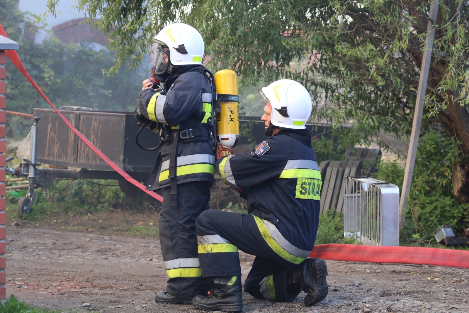 Kilka zastępów straży gasi pożar budynku w Koskowicach