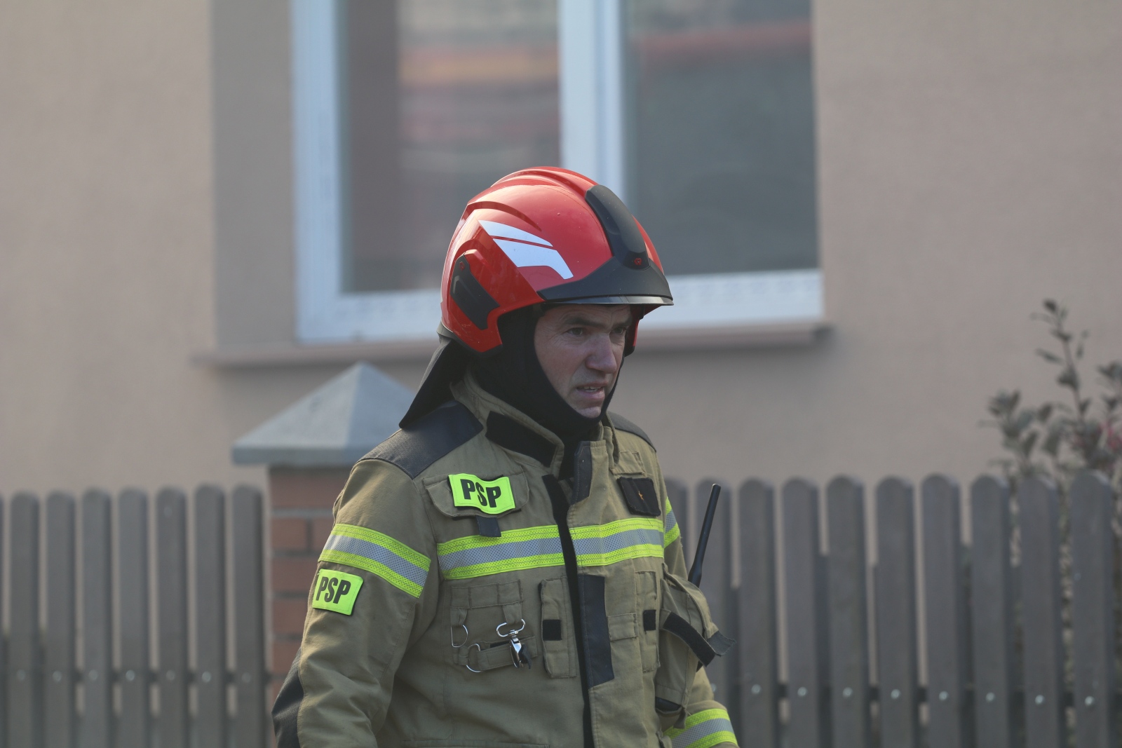 Kilka zastępów straży gasi pożar budynku w Koskowicach