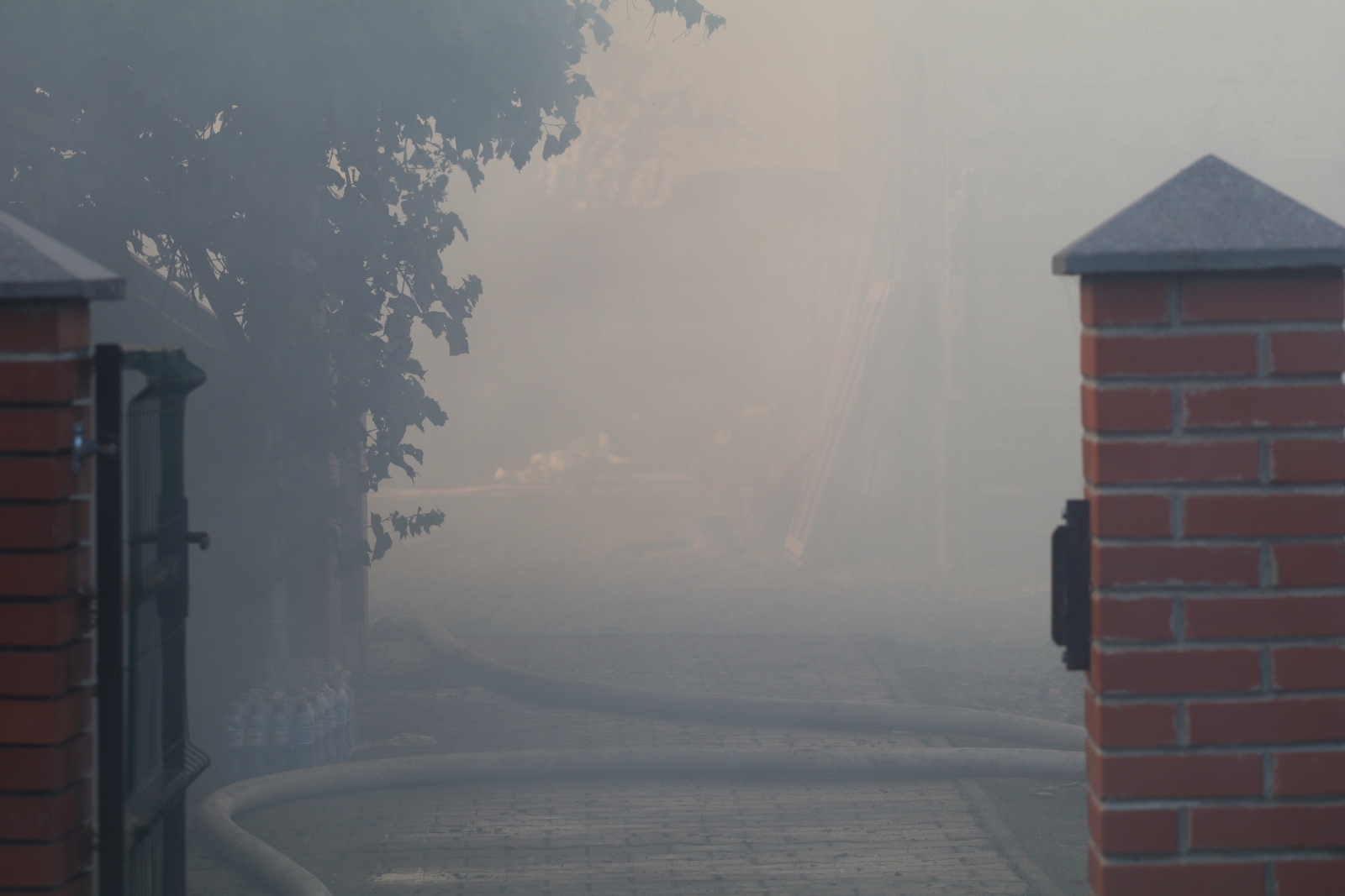 Kilka zastępów straży gasi pożar budynku w Koskowicach