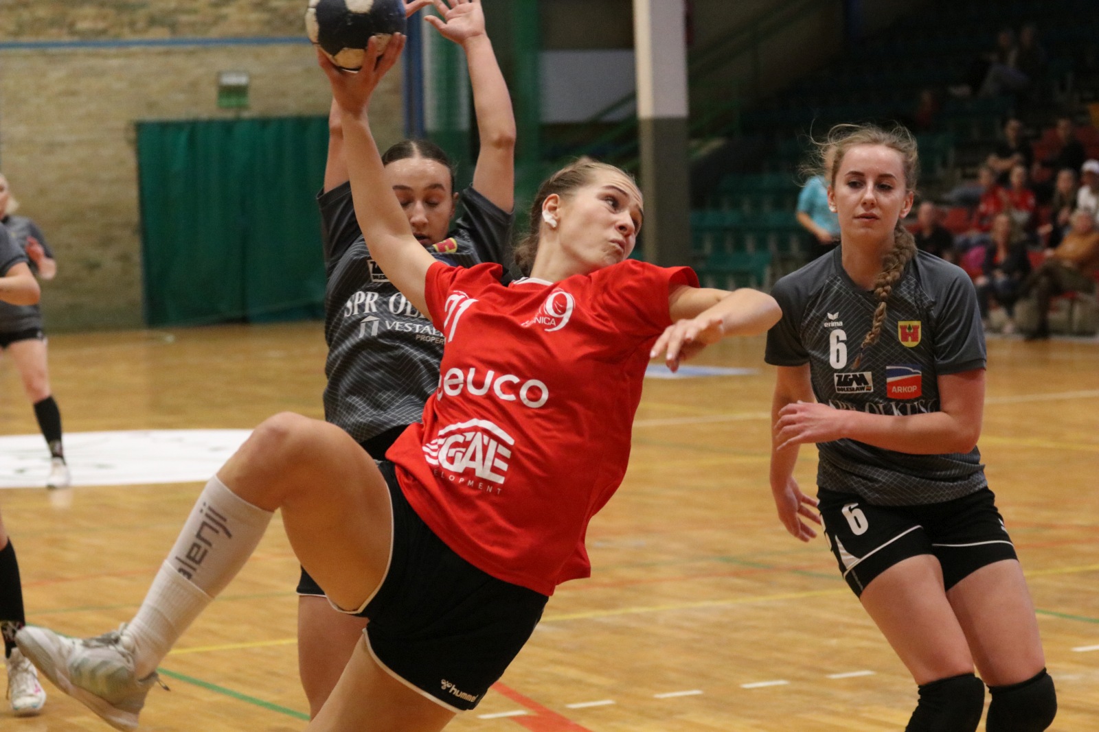 Świetna końcówka w wykonaniu UKS Dziewiątki Legnica