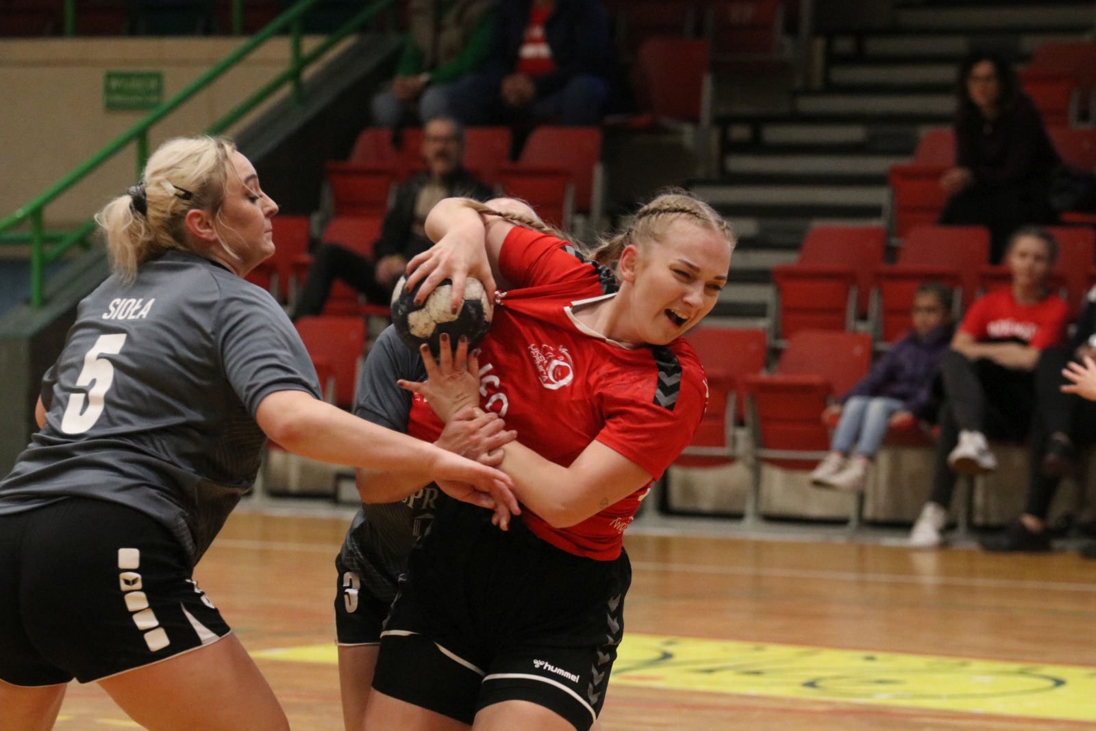 Świetna końcówka w wykonaniu UKS Dziewiątki Legnica