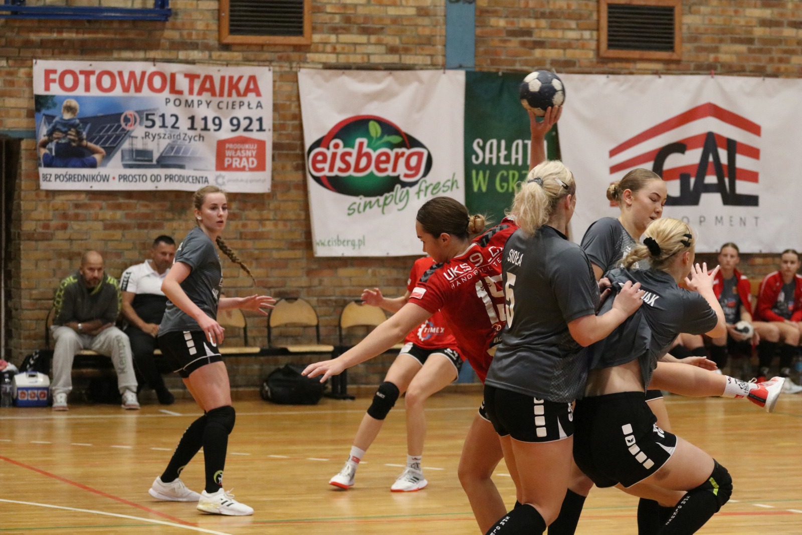 Świetna końcówka w wykonaniu UKS Dziewiątki Legnica