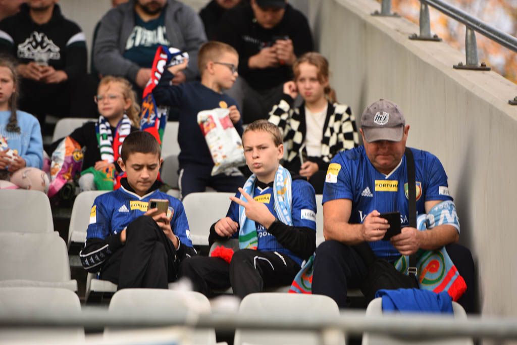 Kibice na meczu Miedzi z Cracovią