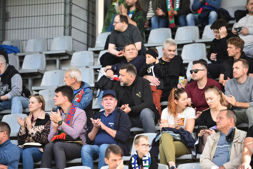 Kibice na meczu Miedzi z Cracovią