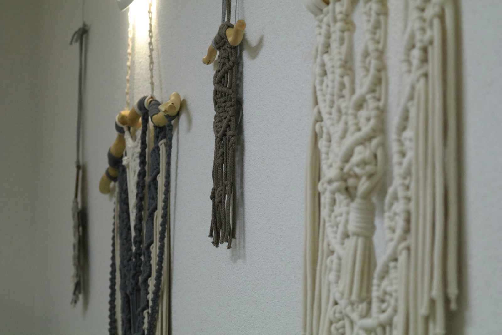 W Domu Kultury Atrium można podziwiać makramy i ceramikę