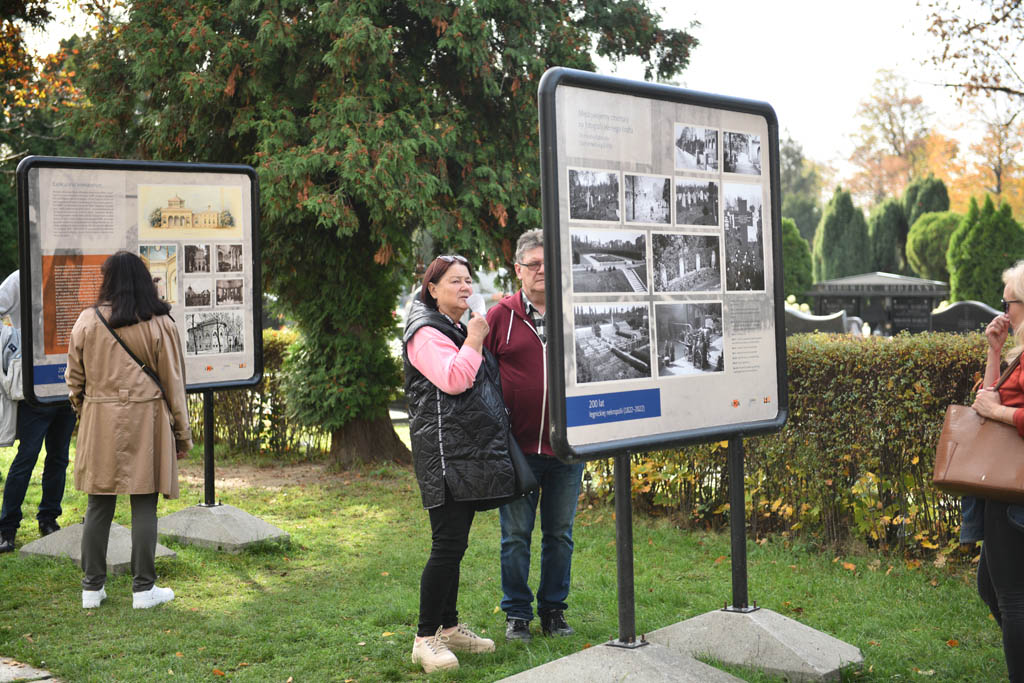 Legniczanie odkrywali tajemnice legnickiego cmentarza