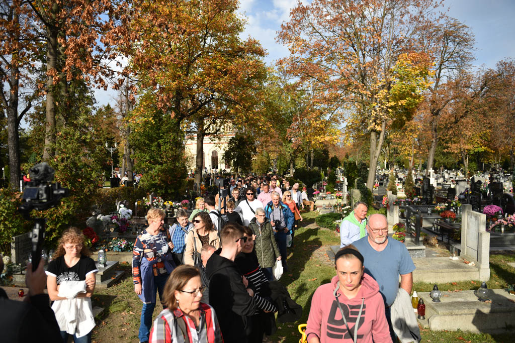 Legniczanie odkrywali tajemnice legnickiego cmentarza