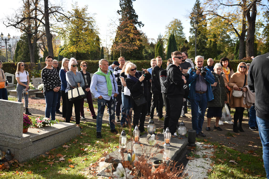 Legniczanie odkrywali tajemnice legnickiego cmentarza