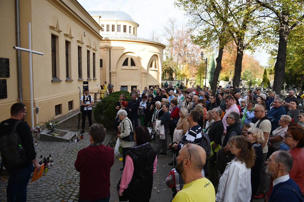 Legniczanie odkrywali tajemnice legnickiego cmentarza