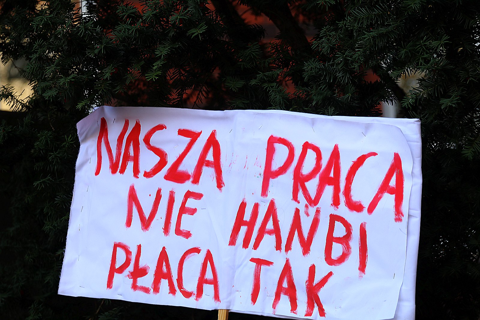 Pracownicy MOPS i DPS przez dwie godziny protestowali