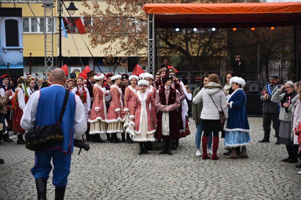 Polonez, żywa flaga i wspólne świętowanie w dniu 11 listopada