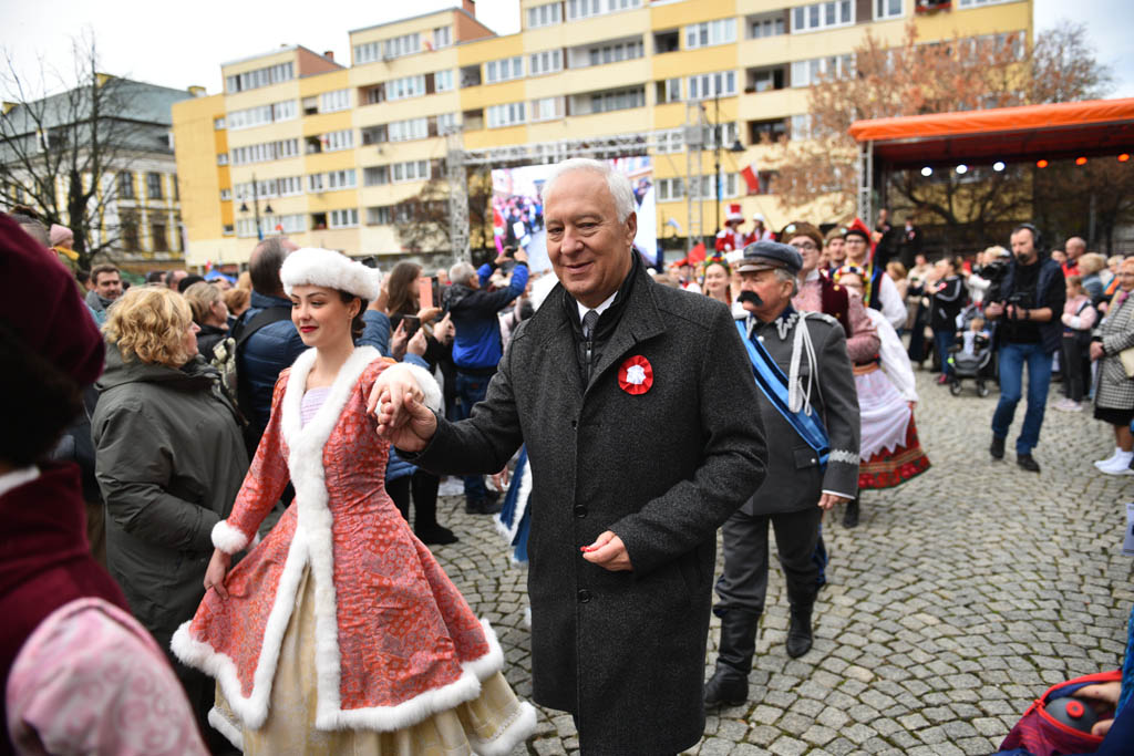 Polonez, żywa flaga i wspólne świętowanie w dniu 11 listopada