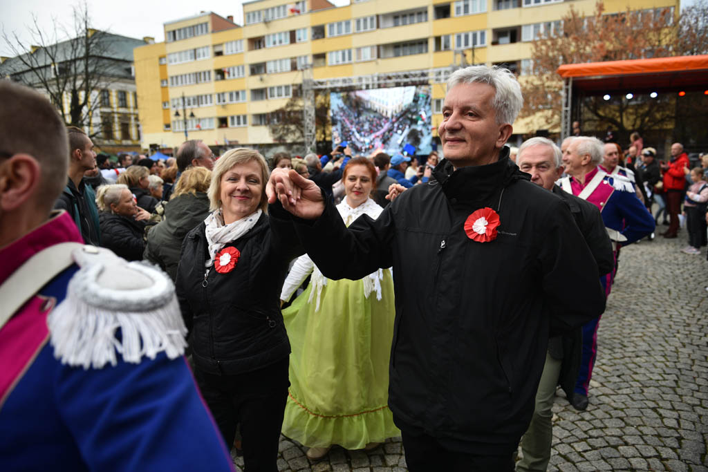 Polonez, żywa flaga i wspólne świętowanie w dniu 11 listopada