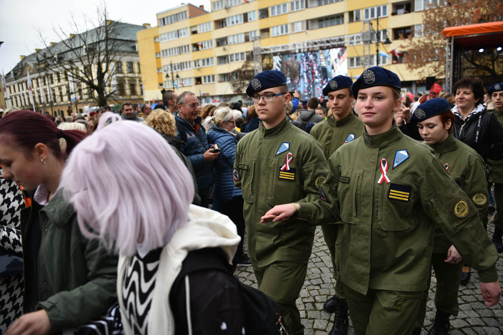 Polonez, żywa flaga i wspólne świętowanie w dniu 11 listopada