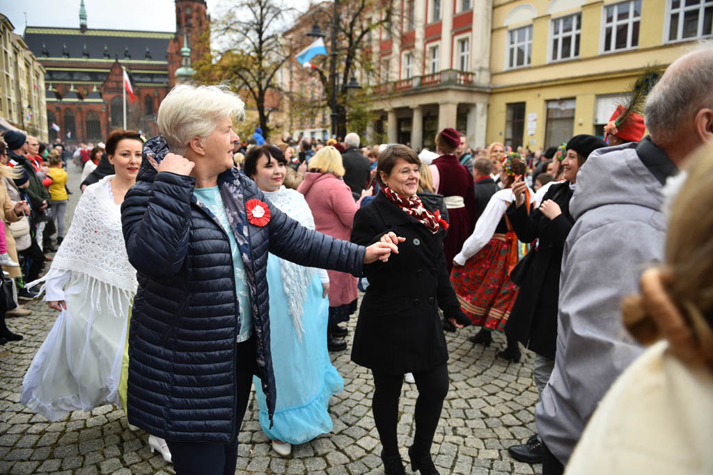 Polonez, żywa flaga i wspólne świętowanie w dniu 11 listopada