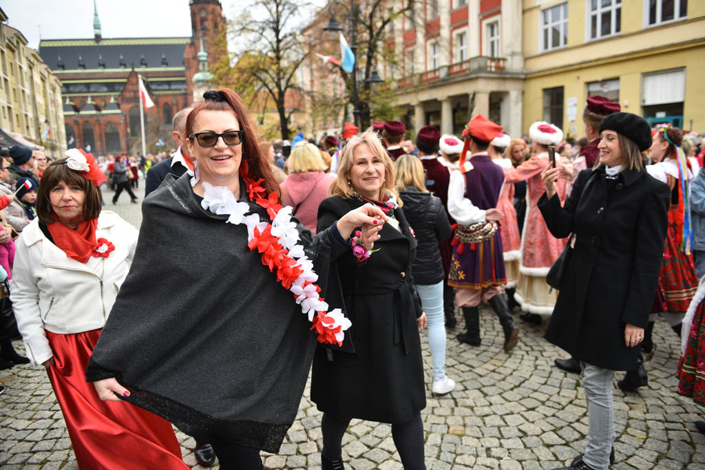 Polonez, żywa flaga i wspólne świętowanie w dniu 11 listopada