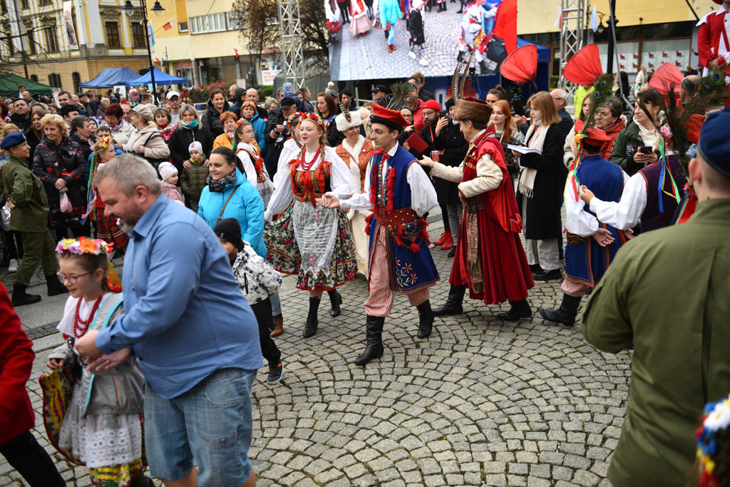 Polonez, żywa flaga i wspólne świętowanie w dniu 11 listopada