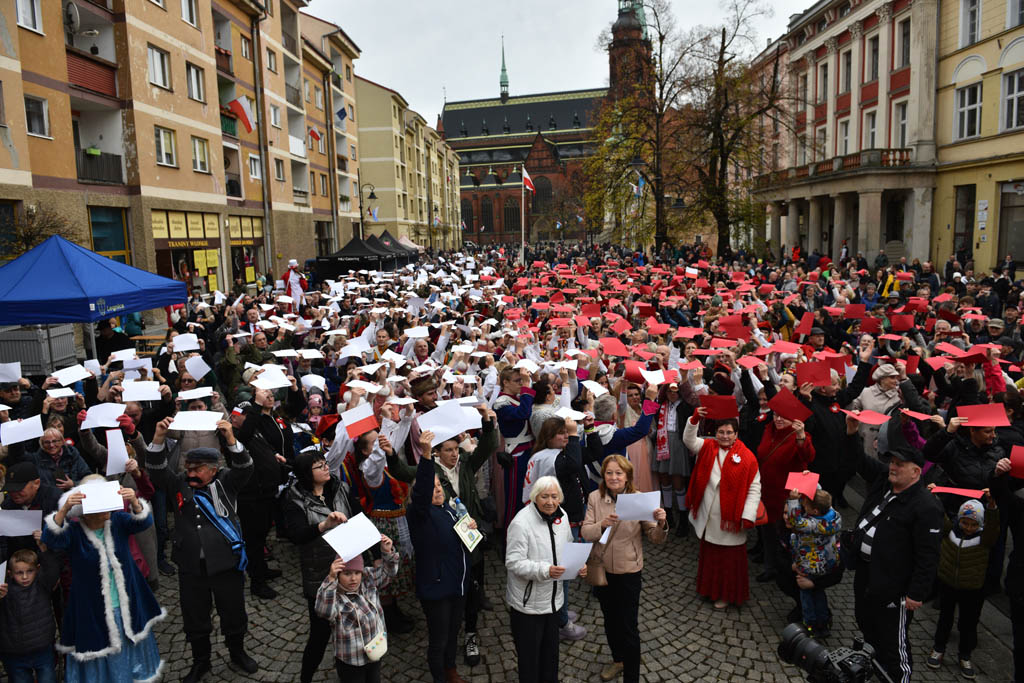 Polonez, żywa flaga i wspólne świętowanie w dniu 11 listopada