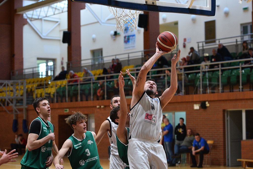 SKM Zastal Zielona Góra wysoko przegrał z legnickim Basketem
