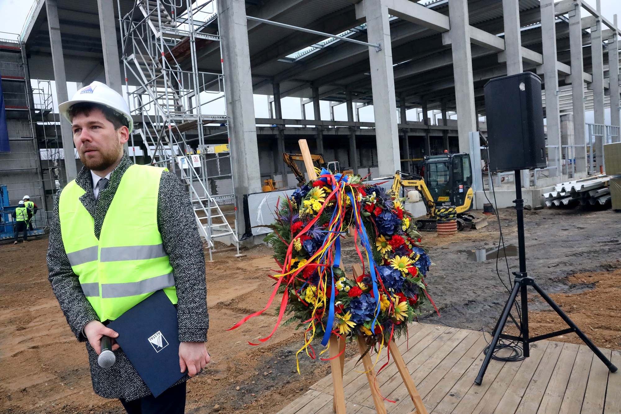 Na dachu hali serwisowej Kolei Dolnośląskich zawisła wiecha