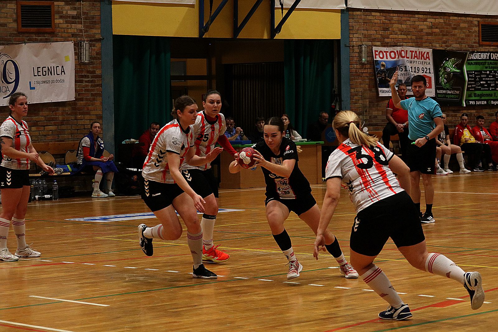 Piłkarki ręczne Dziewiątki Legnica wygrywają z Cracovią