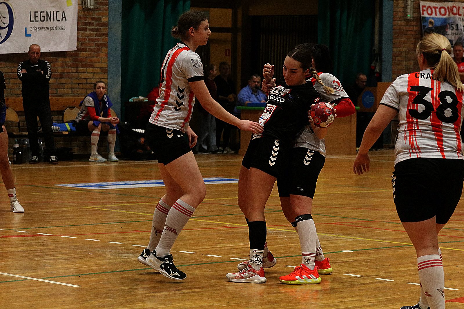 Piłkarki ręczne Dziewiątki Legnica wygrywają z Cracovią