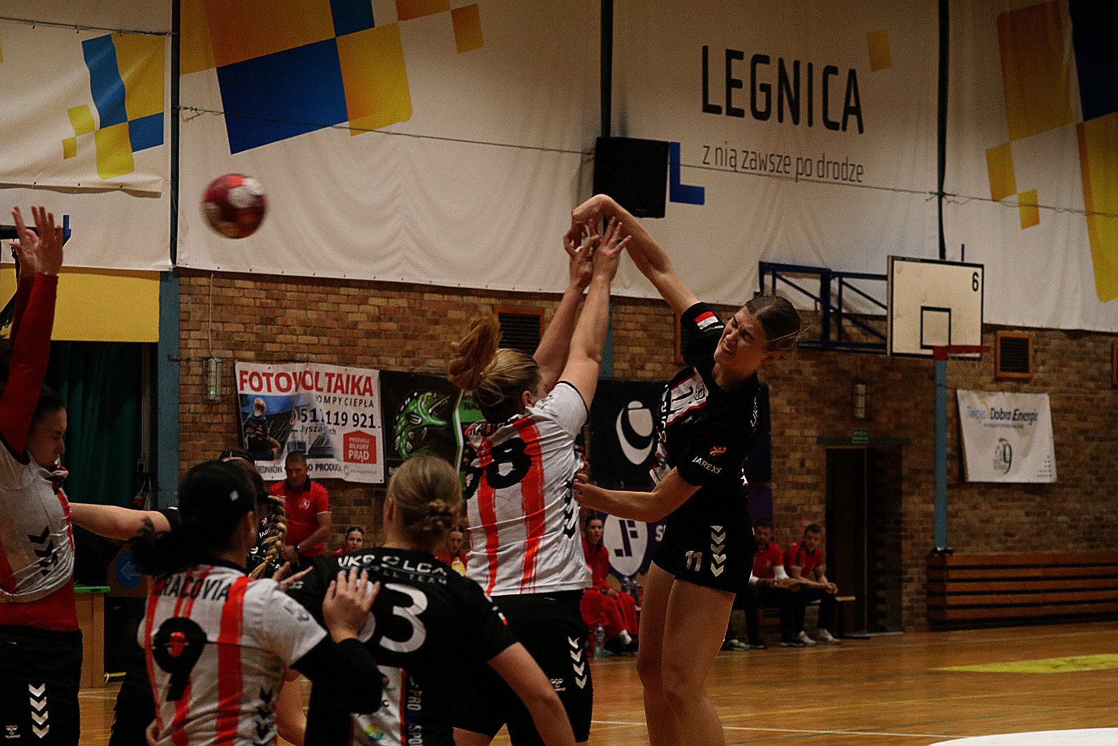 Piłkarki ręczne Dziewiątki Legnica wygrywają z Cracovią