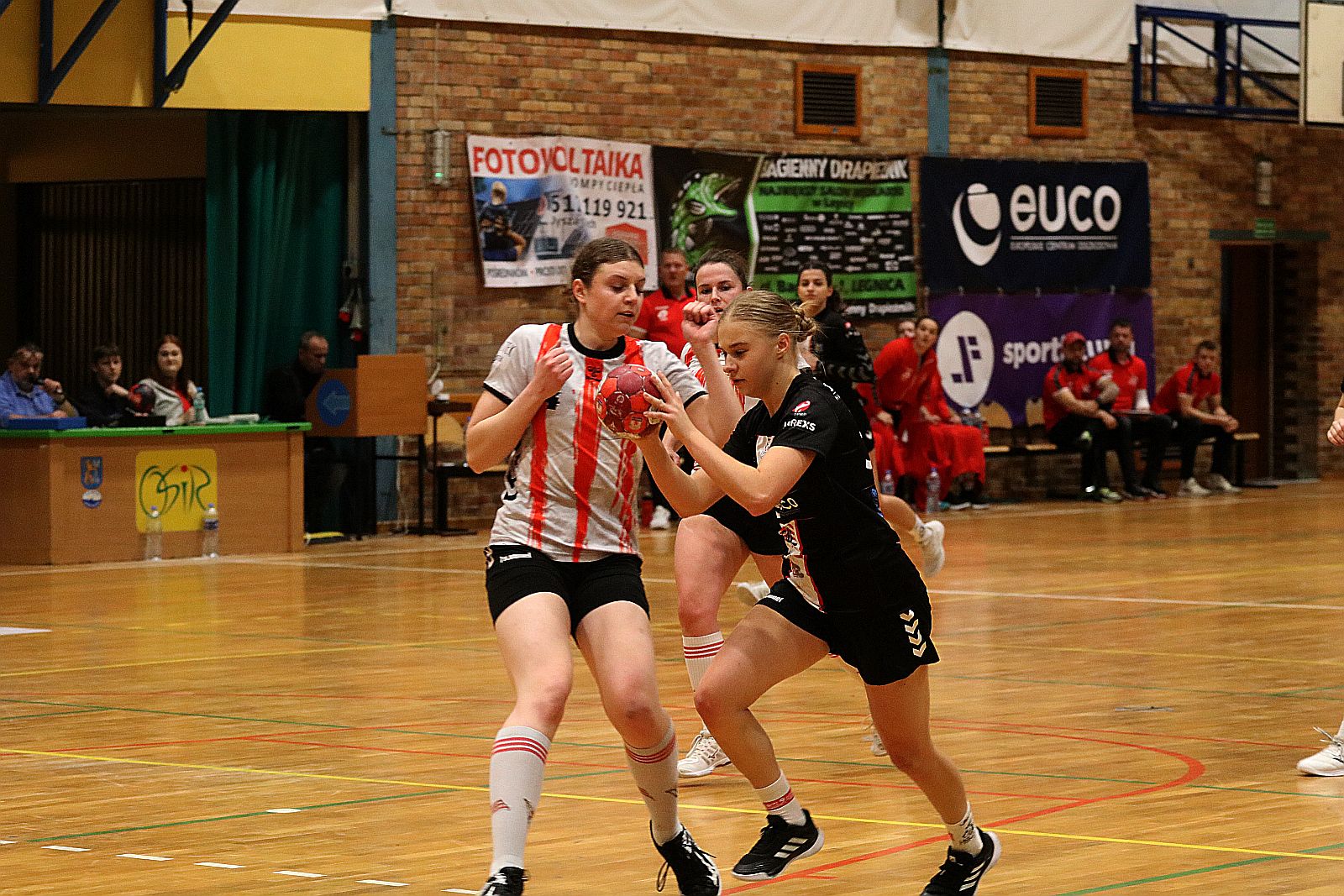 Piłkarki ręczne Dziewiątki Legnica wygrywają z Cracovią