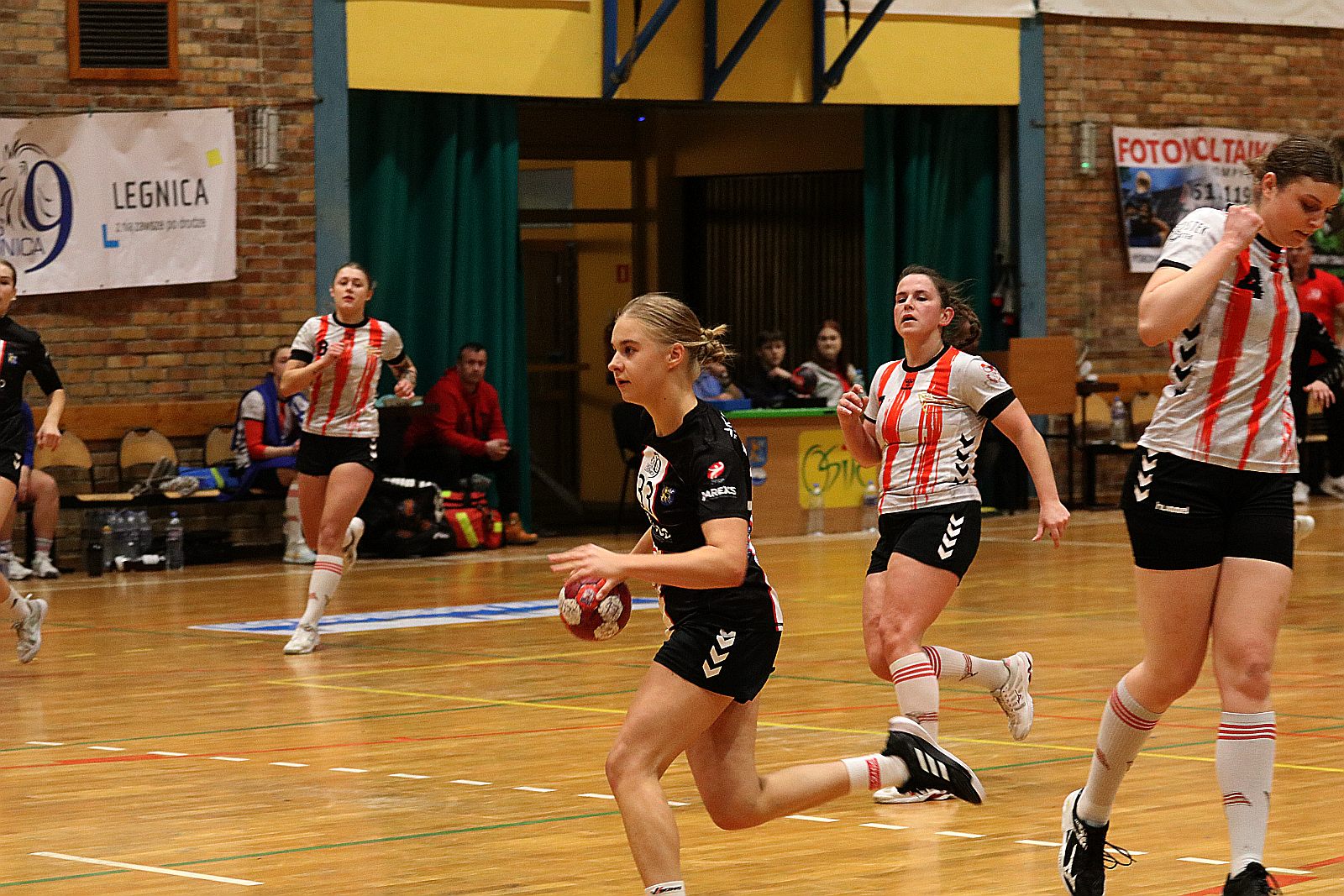 Piłkarki ręczne Dziewiątki Legnica wygrywają z Cracovią
