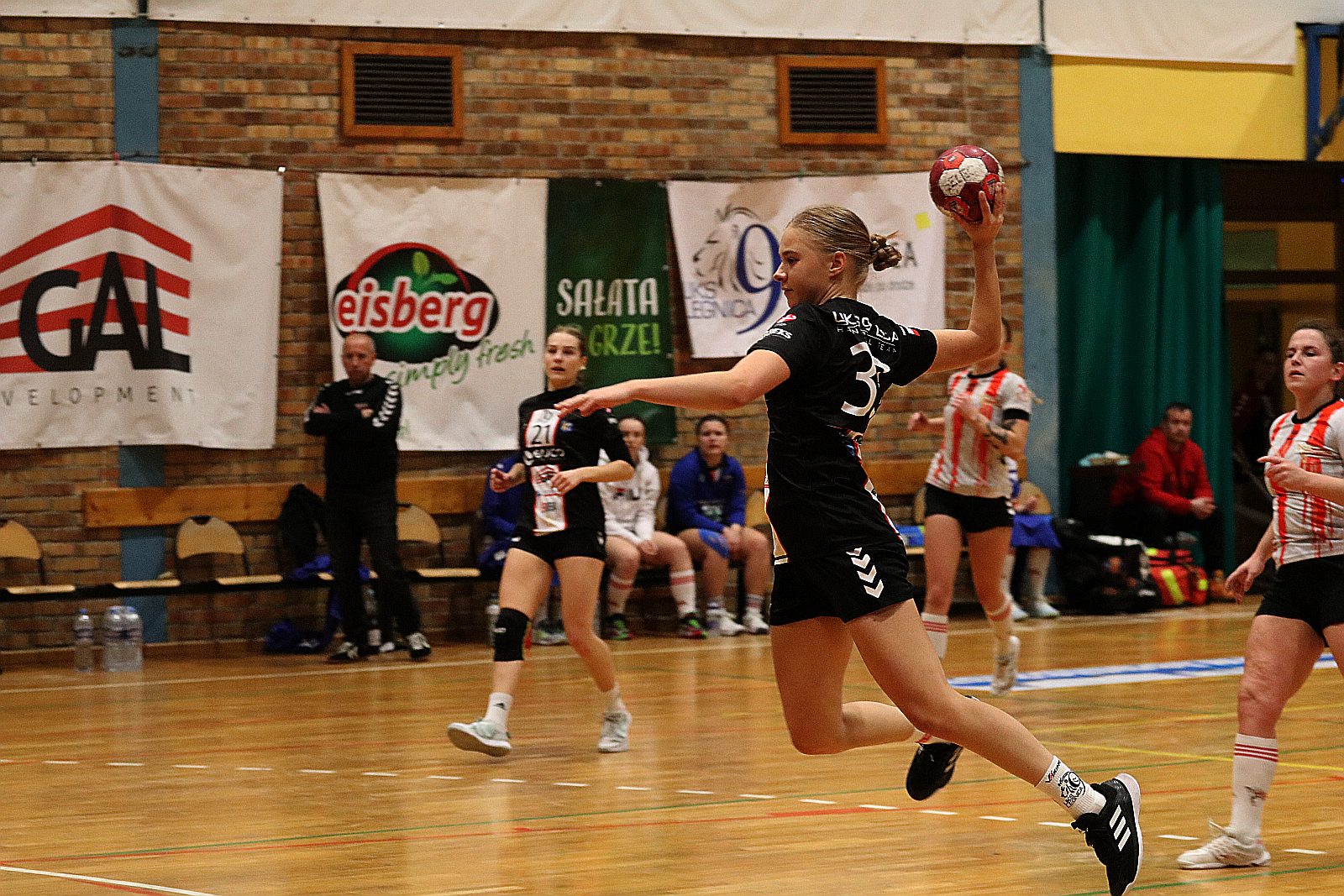 Piłkarki ręczne Dziewiątki Legnica wygrywają z Cracovią