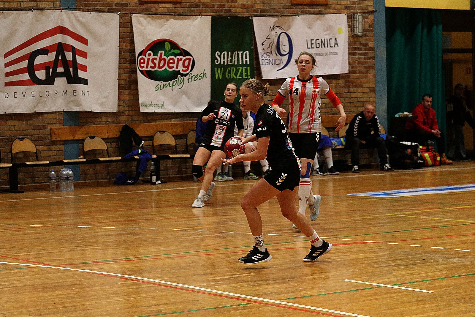Piłkarki ręczne Dziewiątki Legnica wygrywają z Cracovią